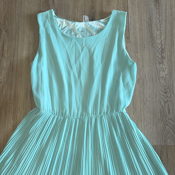 Anthropologie sleeveless mint green pleated accordion midi dress hits at knees - Picture 5 of 12